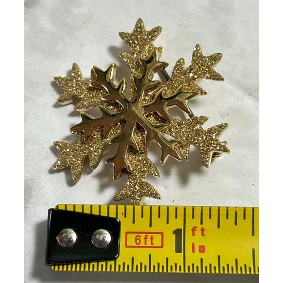 Vintage Winter Snowflake Brooch Gold Tone Glitter Sparkle Christmas Pin - Picture 4 of 6